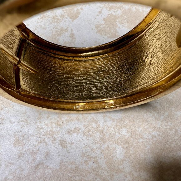 Vintage Gold Tone Faux Tortoise Lucite Hinged Bangle Bracelet 1.5โ Wide - Picture 5 of 7